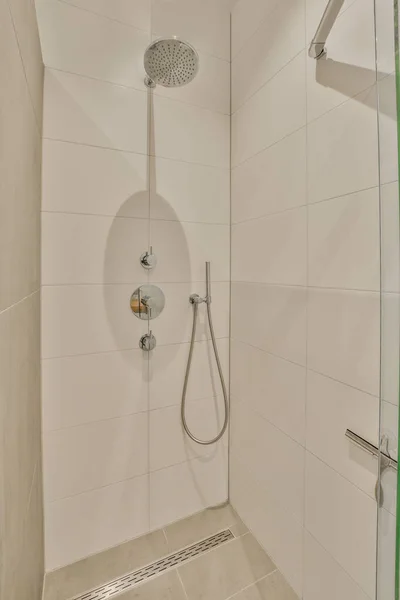 Sprcha Zeleným Lemováním Stěně Bílé Dlaždice Sprchovém Koutě Dveře Otevřen — Stock fotografie