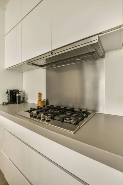 Dapur Dengan Lemari Putih Dan Peralatan Tahan Karat Meja Penghitung — Stok Foto