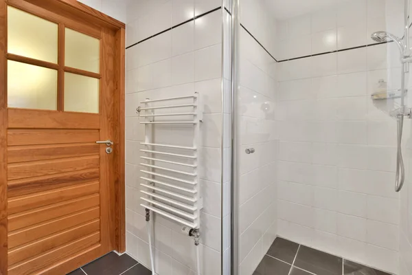 Banheiro Com Azulejos Brancos Entrada Porta Madeira Caminho Para Cabine — Fotografia de Stock