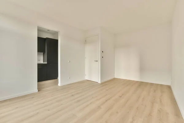 Rechts Ein Leerer Raum Mit Weißen Wänden Und Holzboden Links — Stockfoto