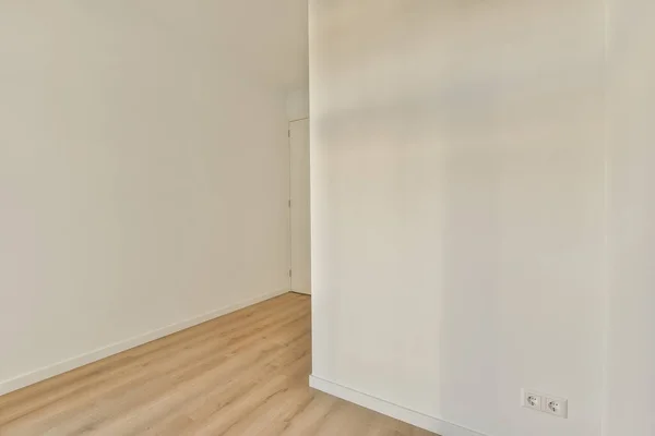 Een Lege Kamer Met Witte Muren Houten Vloeren Aan Rechterkant — Stockfoto