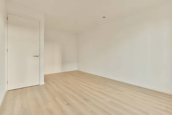 Ein Leerer Raum Mit Weißen Wänden Und Holzböden Auf Der — Stockfoto