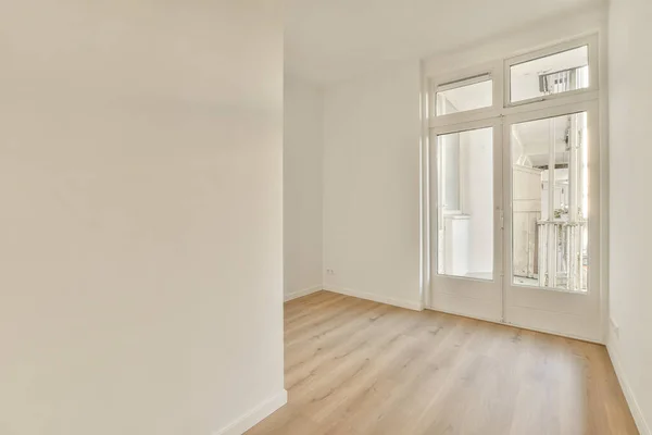 Ein Leerer Raum Mit Weißen Wänden Und Holzboden Auf Der — Stockfoto