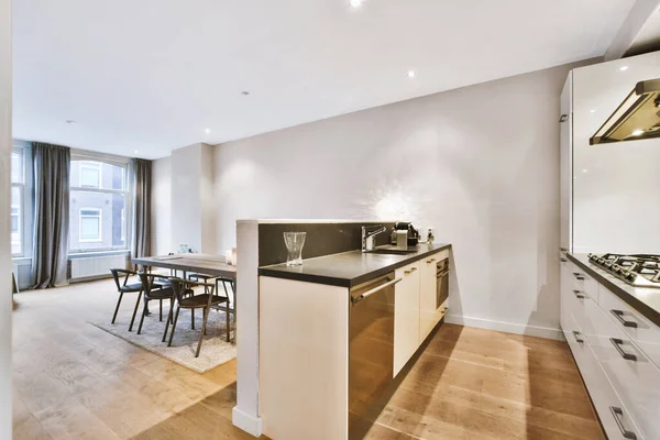 Uma Cozinha Área Jantar Apartamento Estilo Moderno Com Paredes Brancas — Fotografia de Stock