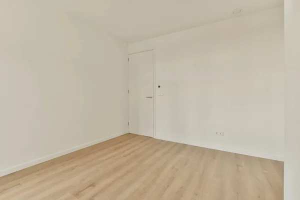 Ein Leerer Raum Mit Weißen Wänden Und Holzboden Auf Der — Stockfoto