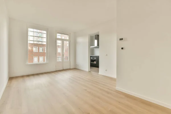 Ein Leeres Wohnzimmer Mit Holzboden Und Weißen Wänden Raum Ist — Stockfoto