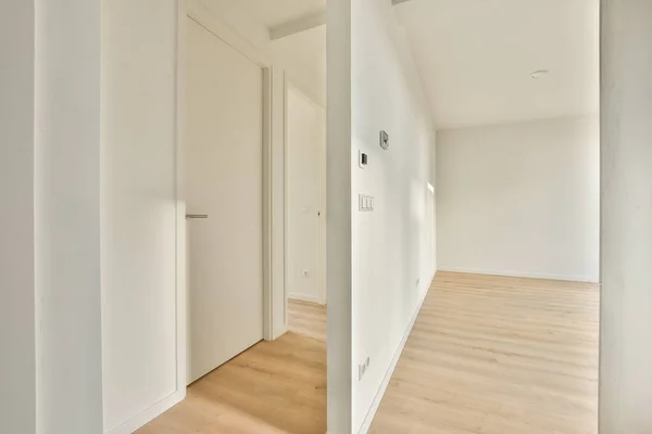 Una Habitación Vacía Con Paredes Blancas Suelos Madera Derecha Hay —  Fotos de Stock