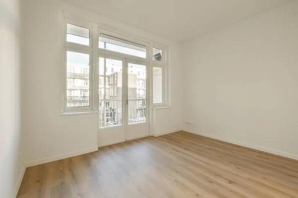 Ein Leerer Raum Mit Weißen Wänden Und Holzböden Der Vom — Stockfoto