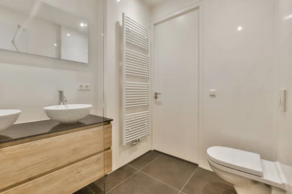 Bagno Moderno Con Due Lavandini Una Toilette Nell Angolo Accanto — Foto Stock