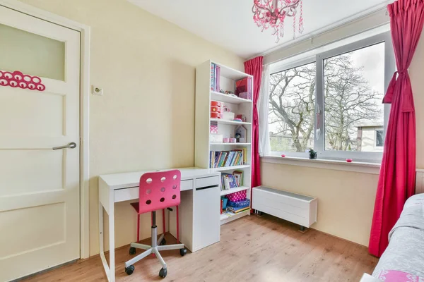 Sypialnia Dla Dziewcząt Różowymi Zasłonami Białymi Meblami Tym Małym Biurkiem — Zdjęcie stockowe