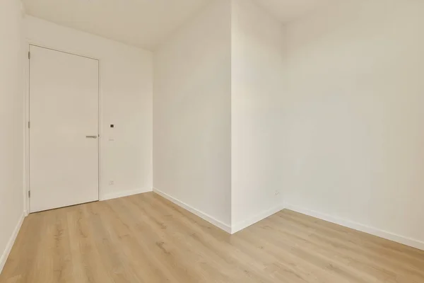 Ein Leerer Raum Mit Weißen Wänden Und Holzboden Die Tür — Stockfoto