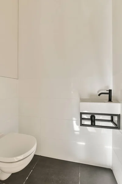 Біла Ванна Кімната Чорною Плиткою Настінним Туалетом Кутку Дзеркало Стіні — стокове фото