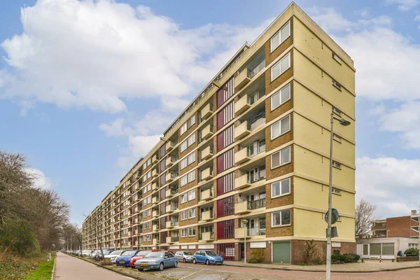 Een Appartementencomplex Met Auto Geparkeerd Aan Zijkant Van Straat Ervoor — Stockfoto