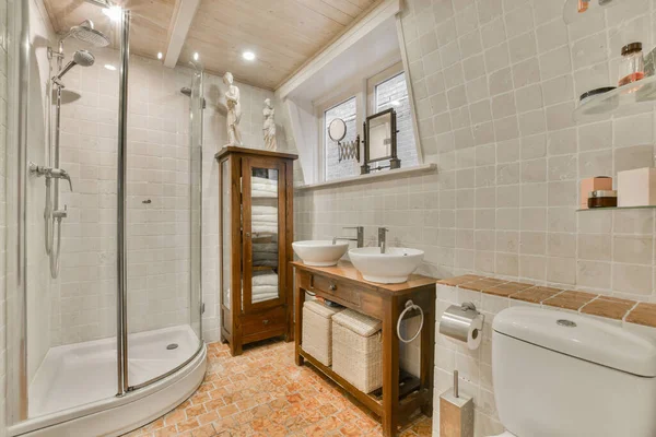 Banheiro Com Azulejos Laranja Chão Luminárias Brancas Banheira Banheiro Pia — Fotografia de Stock