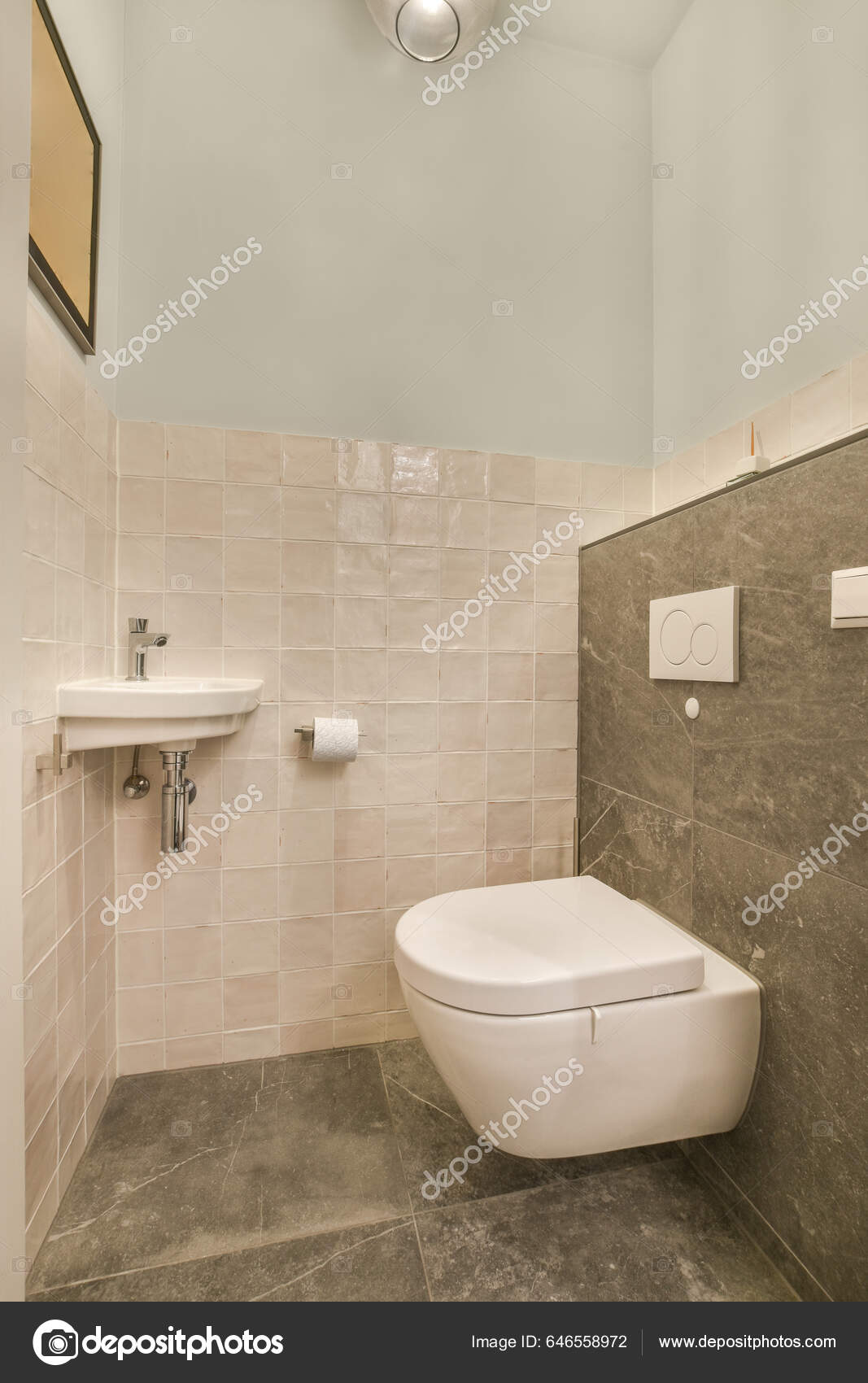 Lille Badeværelse Med Toilet Håndvask Hjørnet Alle Bestående Hvide  Marmorfliser — Stock-foto © procontributors #646558972