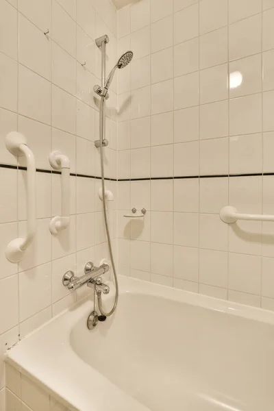 Koupelna Bílými Dlaždicemi Černými Čárami Stěně Jak Vidět Rohu Vany — Stock fotografie