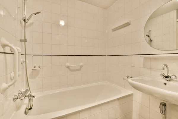 Łazienka Umywalką Lustrem Wanną Ścianie Obok Znajduje Się Otwarta Kabina — Zdjęcie stockowe