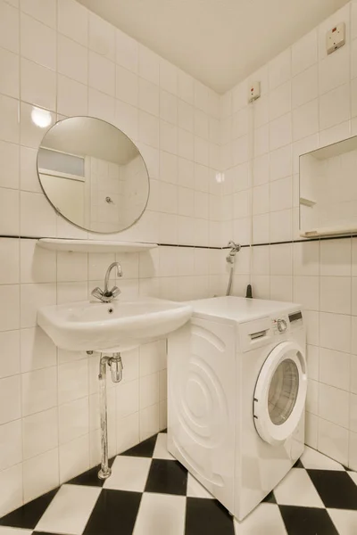 Koupelna Černými Bílými Kostkovanými Dlaždicemi Podlaze Spolu Pračkou Sušičkou — Stock fotografie
