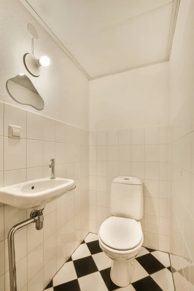 Ванная Комната Черно Белым Клетчатым Полом Стенах Туалет Центре Комнаты — стоковое фото