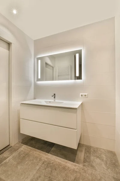 Koupelna Umyvadlem Zrcadlem Stěně Vedle Otevřených Dveří Které Vedou Procházku — Stock fotografie