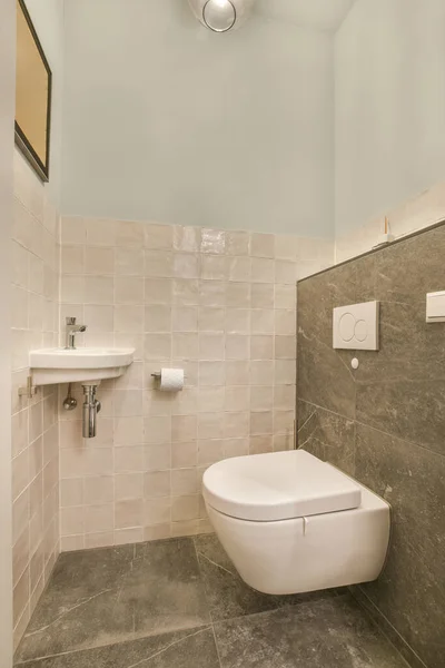구석에 화장실 싱크대가 욕실은 대리석 타일로 만들어 — 스톡 사진