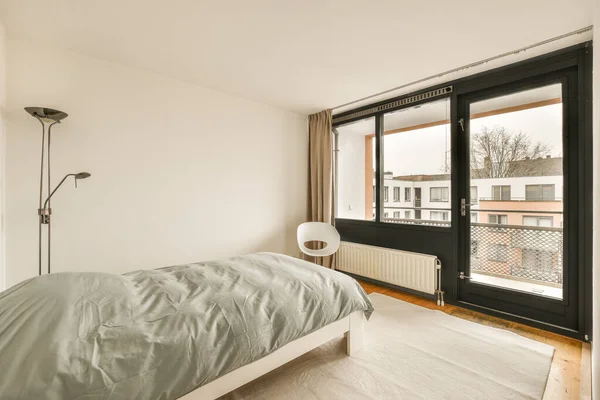 Ein Schlafzimmer Mit Einem Bett Und Einer Glasschiebetür Die Sich — Stockfoto