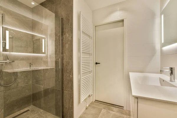Koupelna Umyvadlem Zrcadlem Sprchovým Koutem Vedle Bílý Ručník Visící Stěně — Stock fotografie