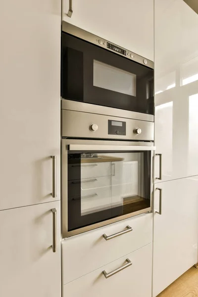 Dapur Modern Dengan Lemari Putih Dan Oven Sudut Menunjukkan Bagaimana — Stok Foto