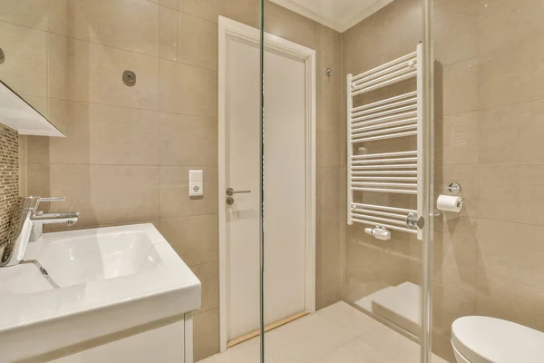 Uma Casa Banho Com Banheiro Pia Toalheiro Porta Cabine Chuveiro — Fotografia de Stock
