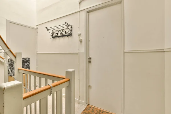 Een Hal Met Witte Muren Houten Trappen Naar Tweede Verdieping — Stockfoto