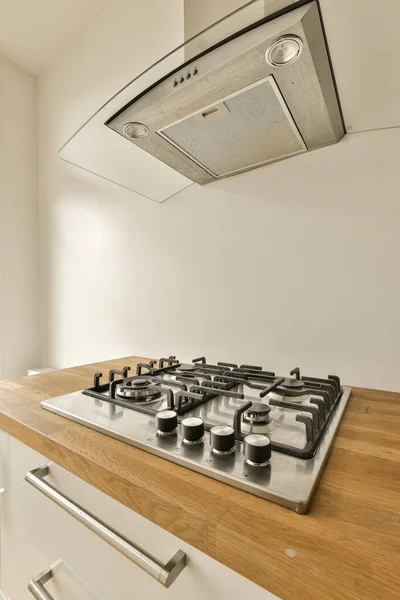 Dapur Dengan Penutup Meja Kayu Dan Kap Kompor Atas Jangkauan — Stok Foto