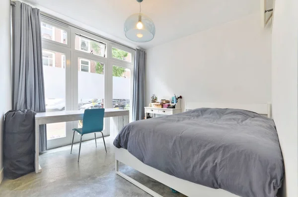Een Slaapkamer Met Een Bed Bureau Raam Met Uitzicht Straat — Stockfoto