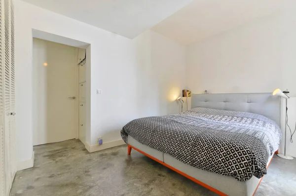Een Slaapkamer Met Witte Muren Grijze Vloeren Waaronder Een Bed — Stockfoto