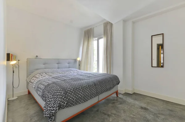 Egy Hálószoba Fehér Falak Szürke Padló Van Egy Ágy Szobában — Stock Fotó