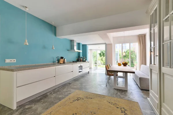 Een Keuken Een Eethoek Een Modern Huis Met Blauwe Muren — Stockfoto