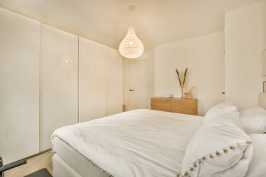 Yatak odası, şifonyer ve aynalar banyonun önündeki duvarda.