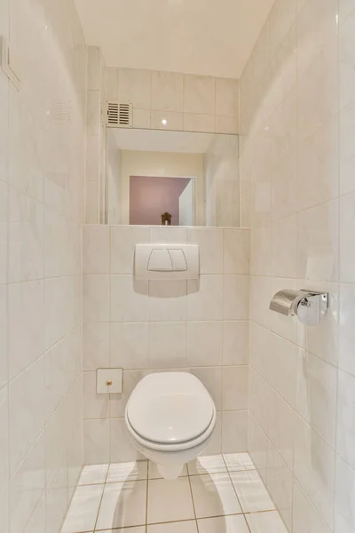 Biała Toaleta Łazience Podłogą Płytek Lustrem Montowanym Ścianie Nad Toaletą — Zdjęcie stockowe