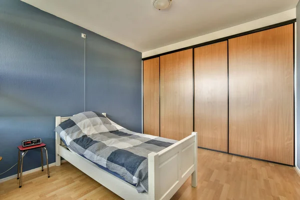 Dormitorio Con Paredes Azules Suelos Madera Pared Hay Una Cama — Foto de Stock