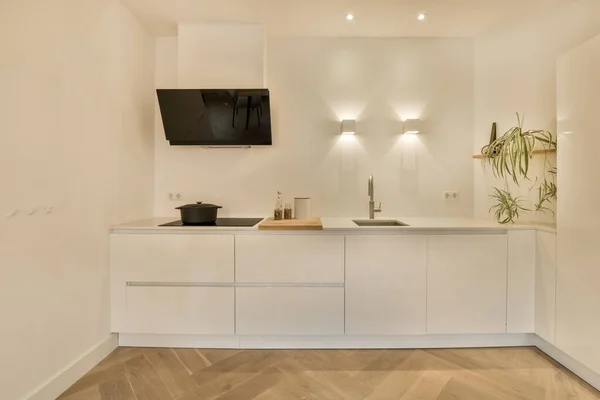 Dapur Dengan Lantai Kayu Dan Lemari Kabinetd Putih Dinding Belakangnya — Stok Foto