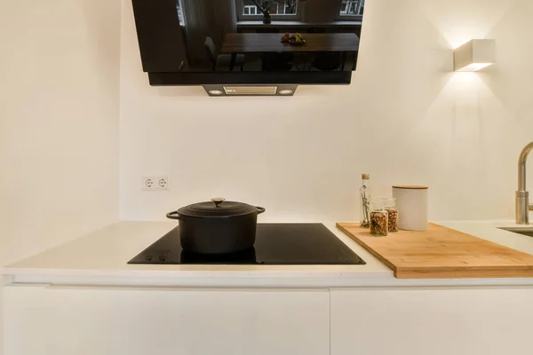 Dipasang Dinding Atas Meja Dapur Dengan Papan Potong Kayu Sebelahnya — Stok Foto