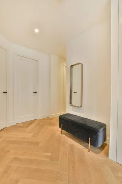 Ruang Tamu Dengan Lantai Kayu Dan Dinding Putih Termasuk Bangku — Stok Foto