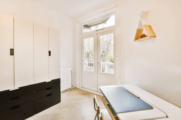 Ruangan Putih Dengan Lantai Kayu Dan Pintu Yang Terbuka Yang — Stok Foto
