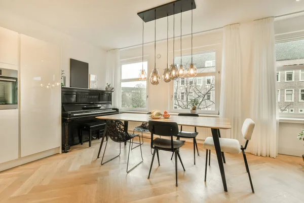 Dapur Dan Ruang Makan Sebuah Rumah Dengan Dinding Putih Lantai — Stok Foto