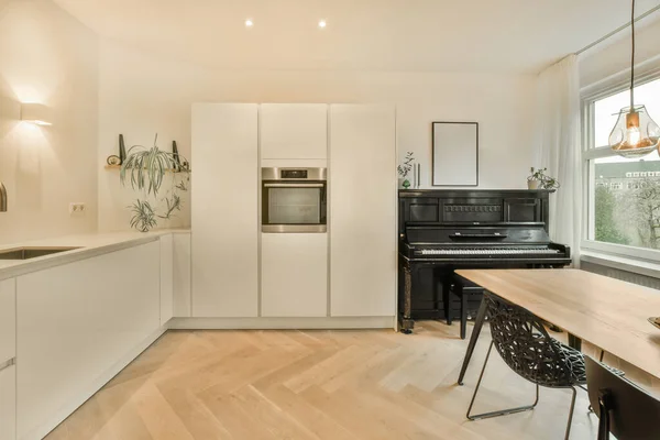 Dapur Dengan Piano Tengah Dan Oven Sisi Lain Ruangan Juga — Stok Foto