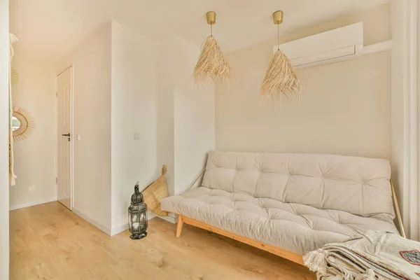 Ruang Tamu Dengan Dinding Putih Dan Lantai Kayu Termasuk Sofa — Stok Foto
