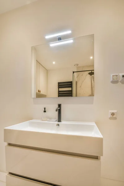 Koupelna Umyvadlem Zrcadlem Stěně Vedle Obraz Mikrovlnné Trouby Pozadí — Stock fotografie