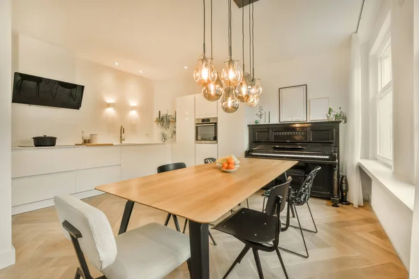 Ruang Makan Dengan Piano Tengah Dan Dapur Terbuka Dinding Lain — Stok Foto