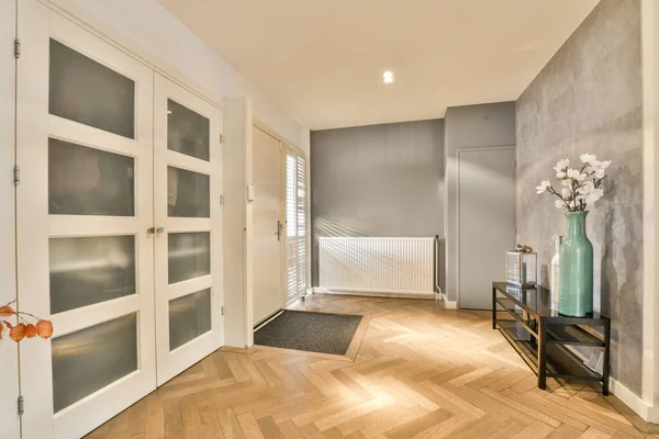 Ruang Tamu Dengan Lantai Kayu Dan Trim Putih Dinding Ada — Stok Foto