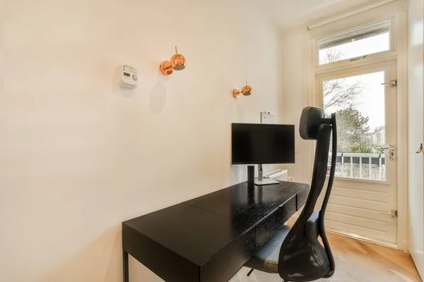 Meja Dan Kursi Sudut Ruangan Dengan Jendela Besar Melihat Keluar — Stok Foto