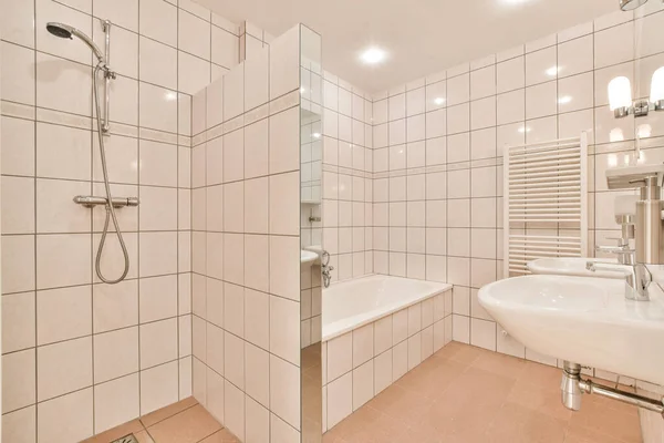 Een Badkamer Met Witte Betegelde Wanden Beige Vloeren Een Grote — Stockfoto
